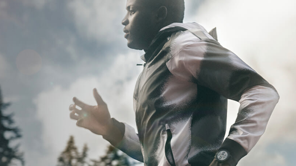 Běžící muž s hodinkami Garmin Forerunner 955_02