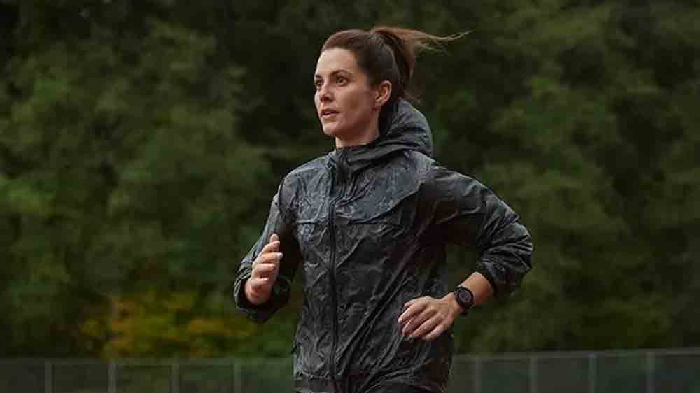 Žena běž&iacute; s chytr&yacute;mi hodinkami Garmin_02