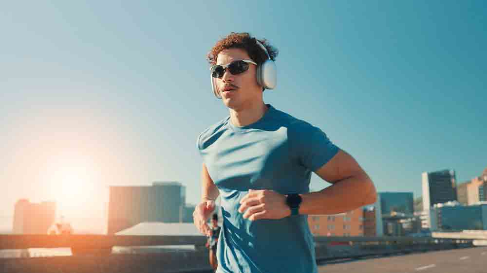 Muž, kter&yacute; běž&iacute; ve městě_02