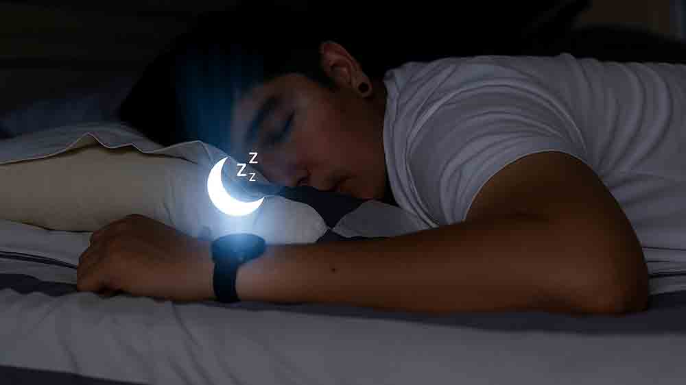 Muž, kter&yacute; sp&iacute; a m&aacute; na ruce hodinky _03