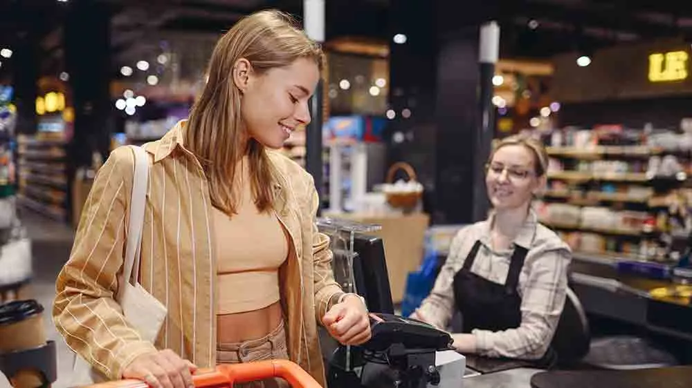 Žena, která platí nákup hodinkami_05