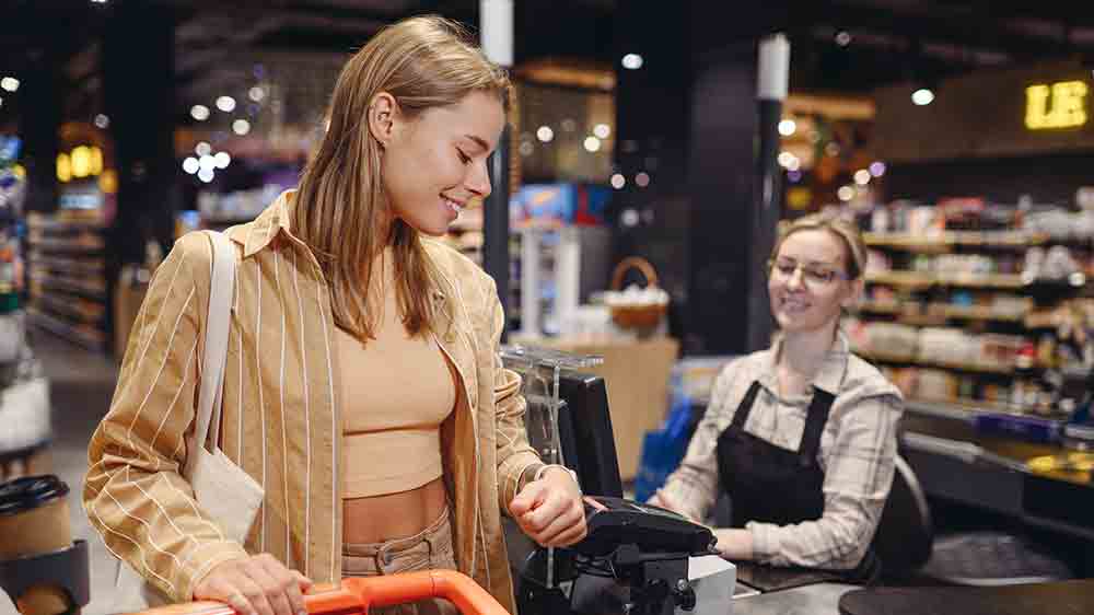 Žena, kter&aacute; plat&iacute; n&aacute;kup hodinkami_05