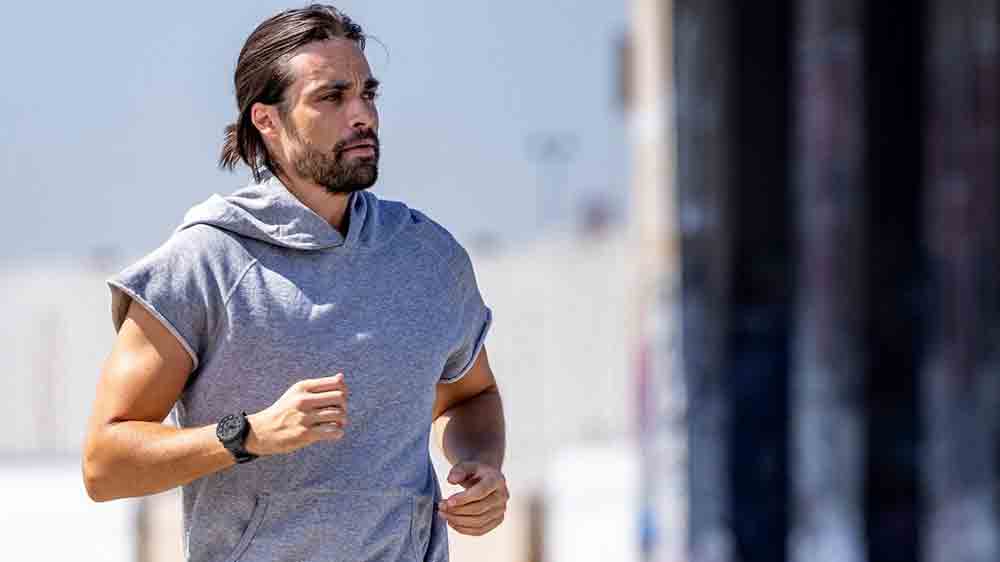 Muž běž&iacute; s hodinkami Garmin_02