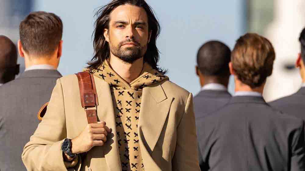 Elegantně oblečen&yacute; muž s hodinkami Garmin_03