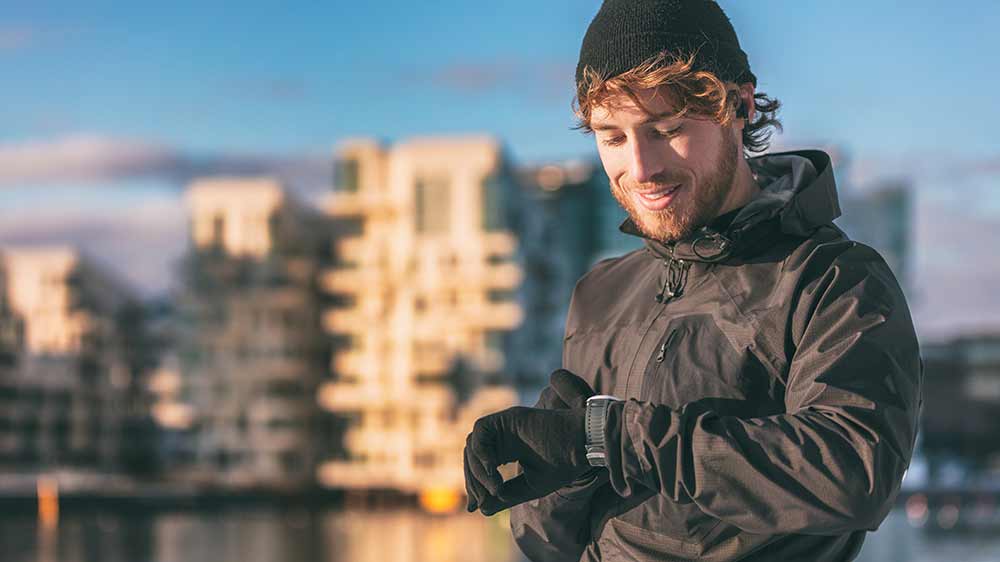 Běžící muž s hodinkami FENIX 7 PRO SOLAR Gray/Black Band běžící muž_4