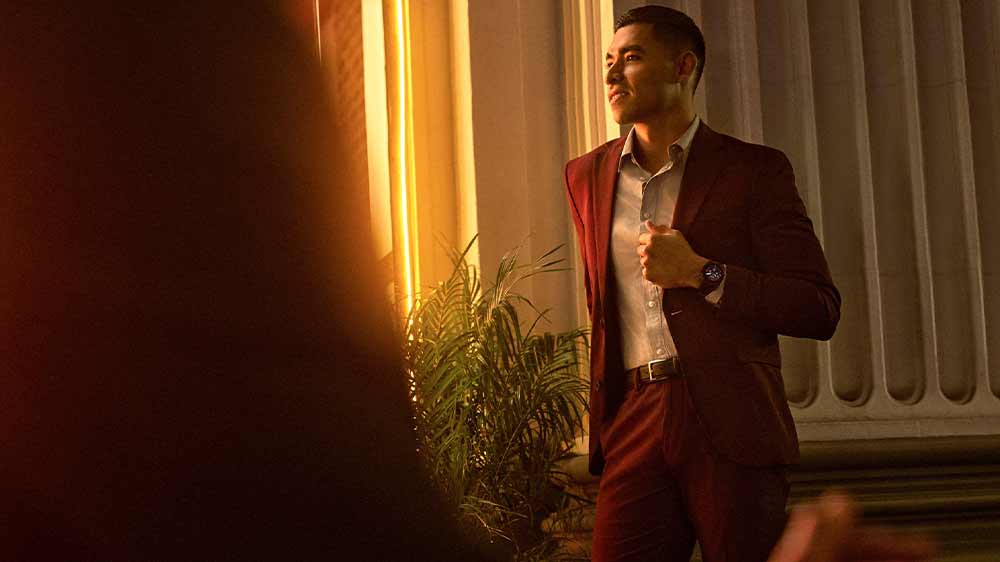 Muž nosící chytré hodinky FENIX 7 PRO SOLAR Gray/Black Band aplikace_7