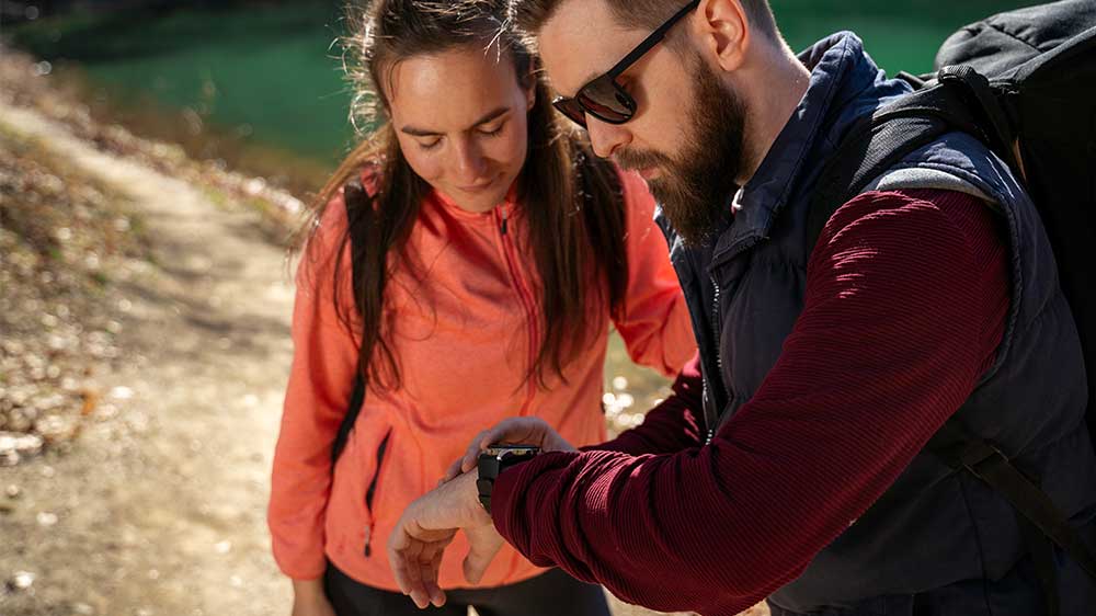 Pár kouká na chytré hodinky FENIX 7X PRO SOLAR Black během tracku_06