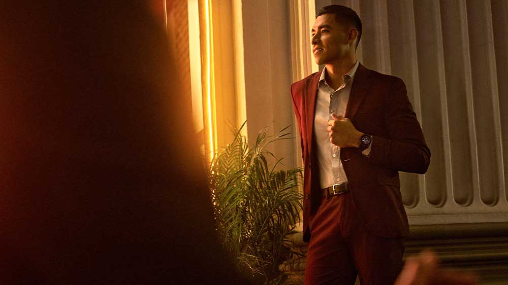 Muž nosící chytré hodinky FENIX 7X PRO SOLAR Black aplikace_07