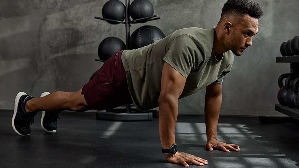 Chytré hodinky Garmin Venu 3 Silver/White – muž dělá kliky_04