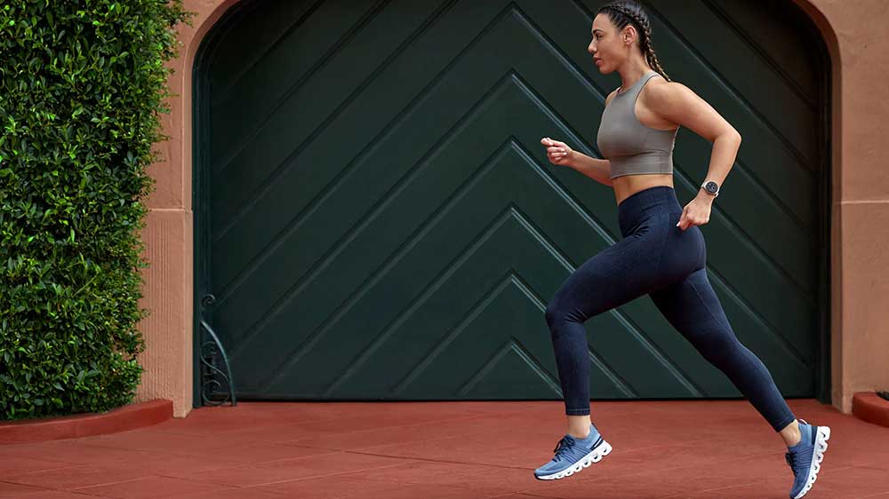 Chytré hodinky Garmin VENU 3 3S SAGE Slate/Gray běžící žena_04