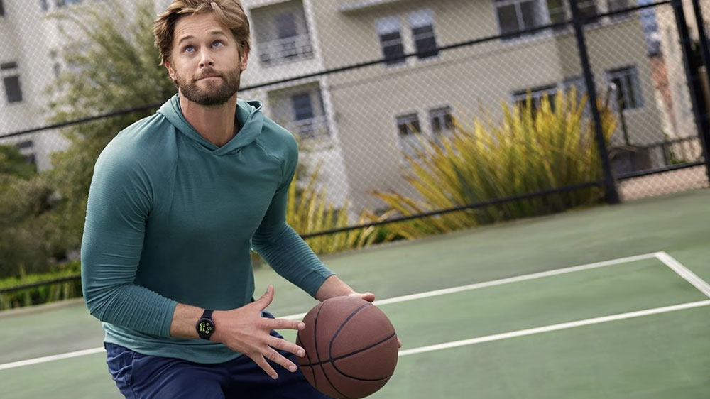 Sportující muž s chytrými hodinkami Garmin vívoactive 5 Slate Black Case Silicone Band_04