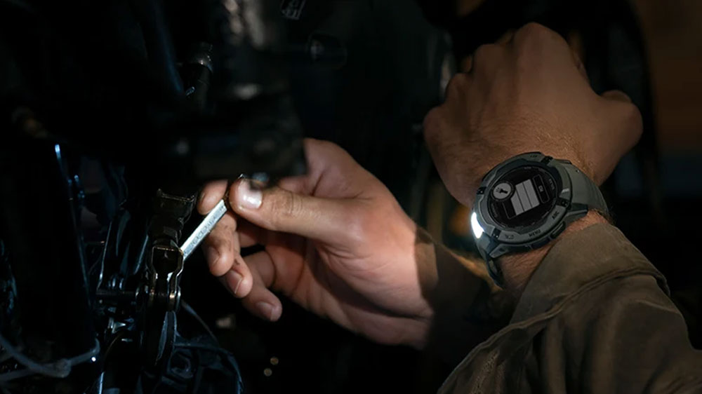 Člověk opravuje př&iacute;stroj se sv&iacute;tilnou chytr&yacute;ch outdoorov&yacute;ch hodinek Garmin Instinct 2X Solar_02