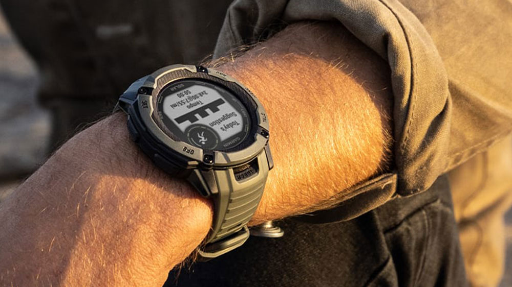 Sed&iacute;c&iacute; muž s chytr&yacute;mi outdoorov&yacute;mi hodinkami Garmin Instinct 2X Solar_03