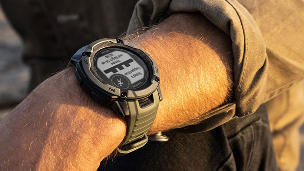 Sedící muž s chytrými outdoorovými hodinkami Garmin Instinct 2X Solar _03