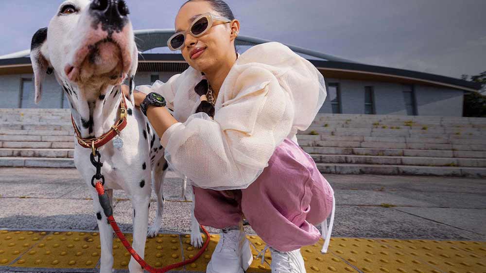 Žena se psem a hodinkami Garmin Instinct 3_02