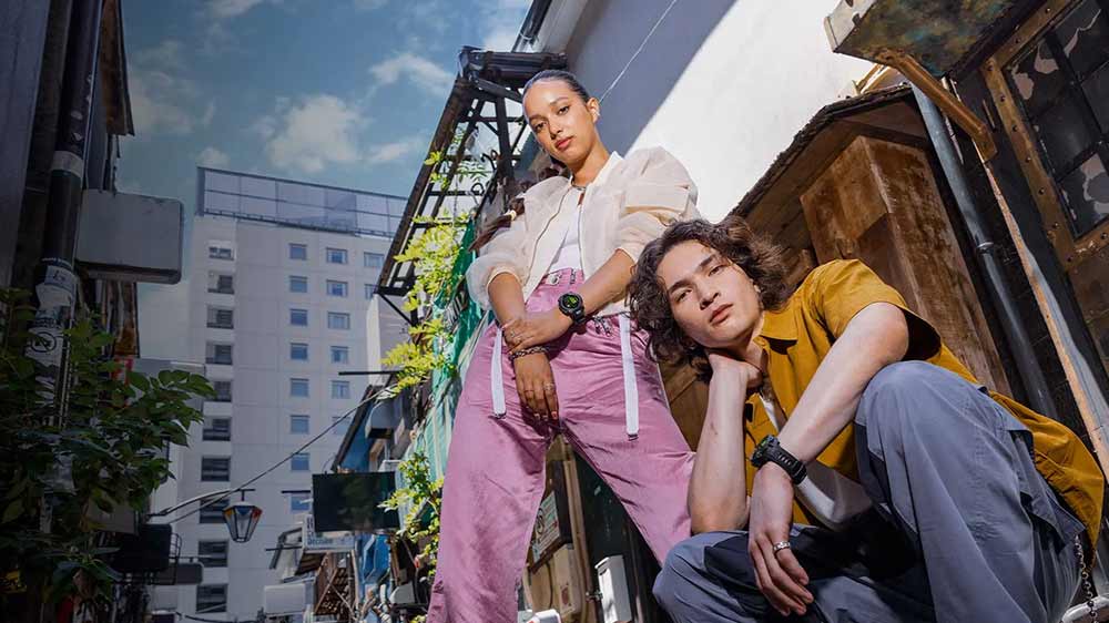 Žena a muž s hodinkami Garmin Instinct 3_03