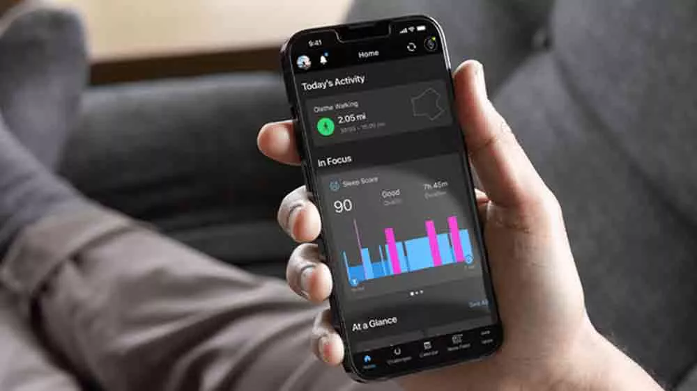 Člověk kontrolující statistiky v aplikaci Garmin Connect _04