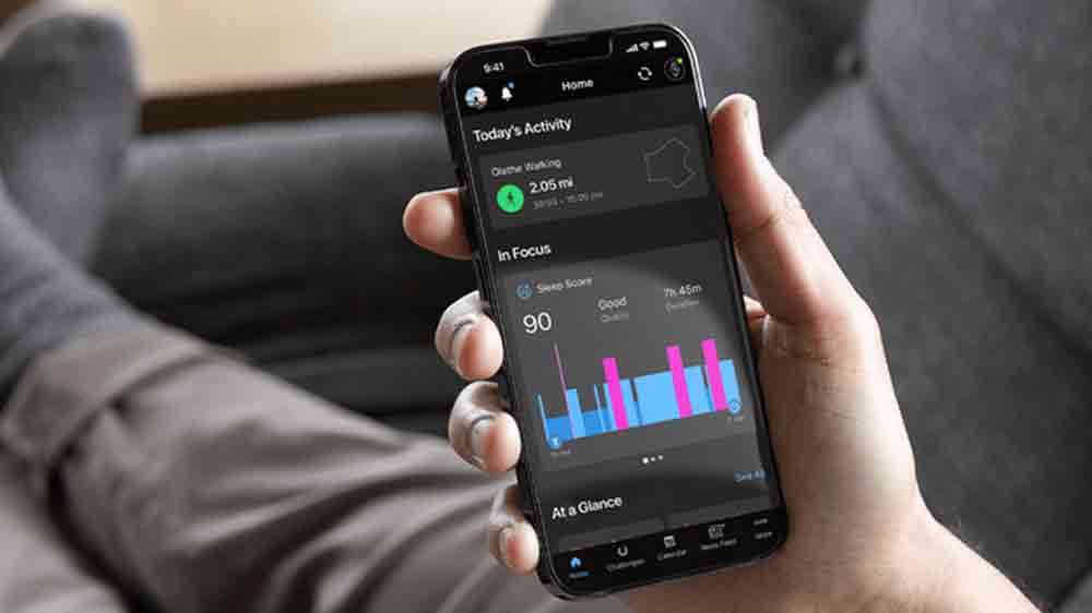 Člověk kontrolující statistiky v aplikaci Garmin Connect _04