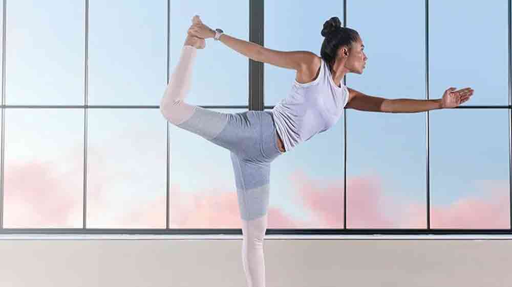 Žena cvičící jógu s hodinkami Garmin_05