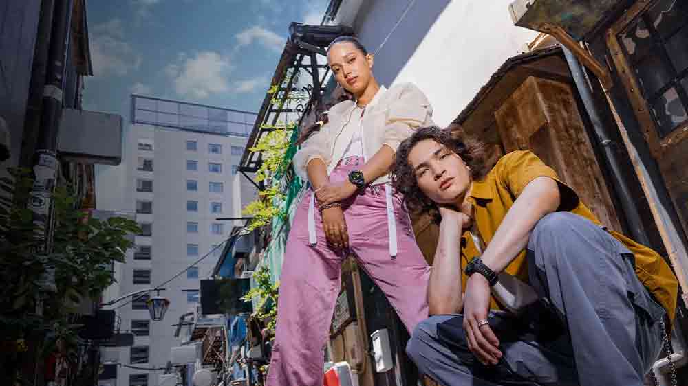 Dvojice s hodinkami Garmin Instinct 3_03