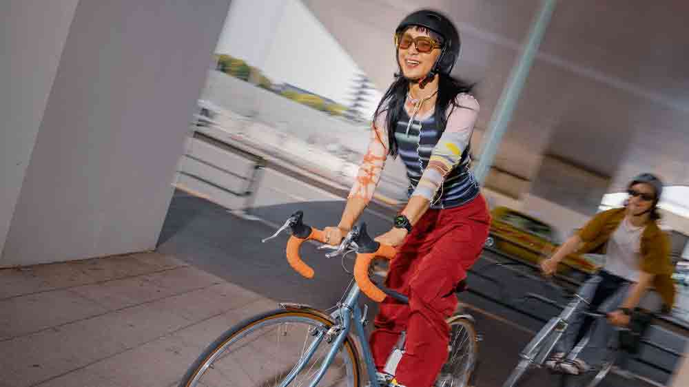 Dvojice jedoucí na kole s hodinkami Garmin Instinct 3_04