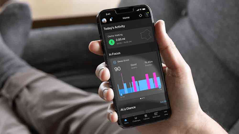 Člověk kontrolující statistiky v aplikaci Garmin Connect _05