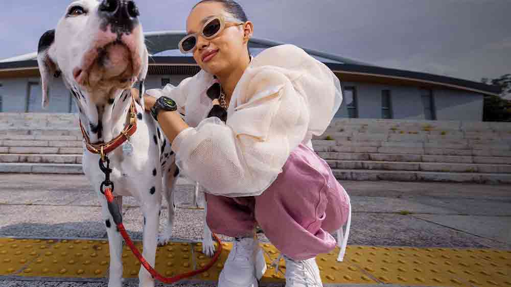 Žena se psem s hodinkami Garmin Instinct 3_06