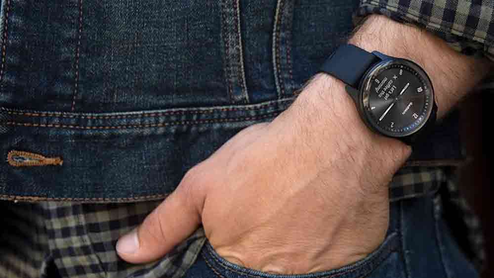 Muž s hodinkami Garmin vívomove Sport _02