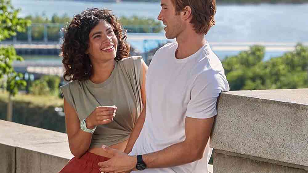 Povídající si dvojice s hodinkami Garmin vívomove Sport_03