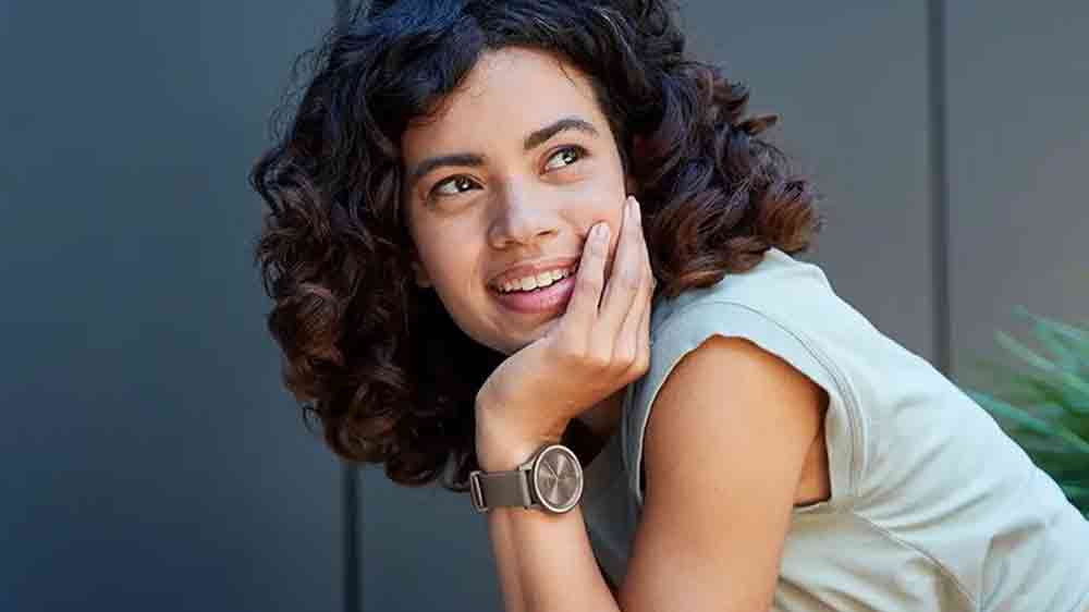 Žena s hodinkami Garmin vívomove Sport_04