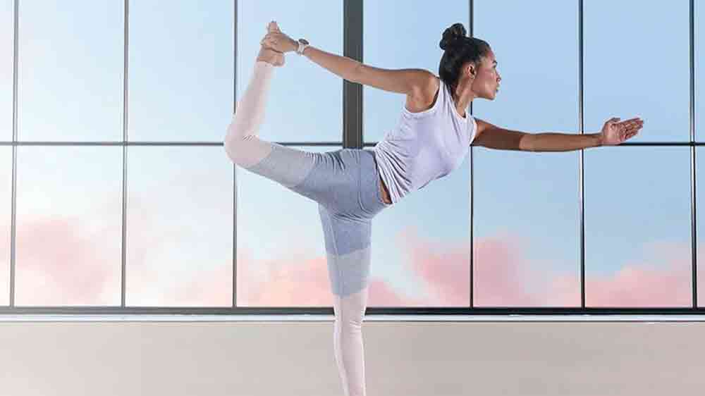 Žena cvičící jógu s hodinkami Garmin_05