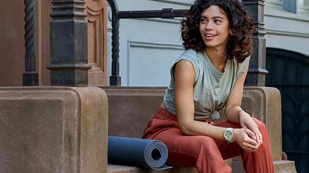 Žena sedící na schodech s hodinkami Garmin vívomove Sport_06