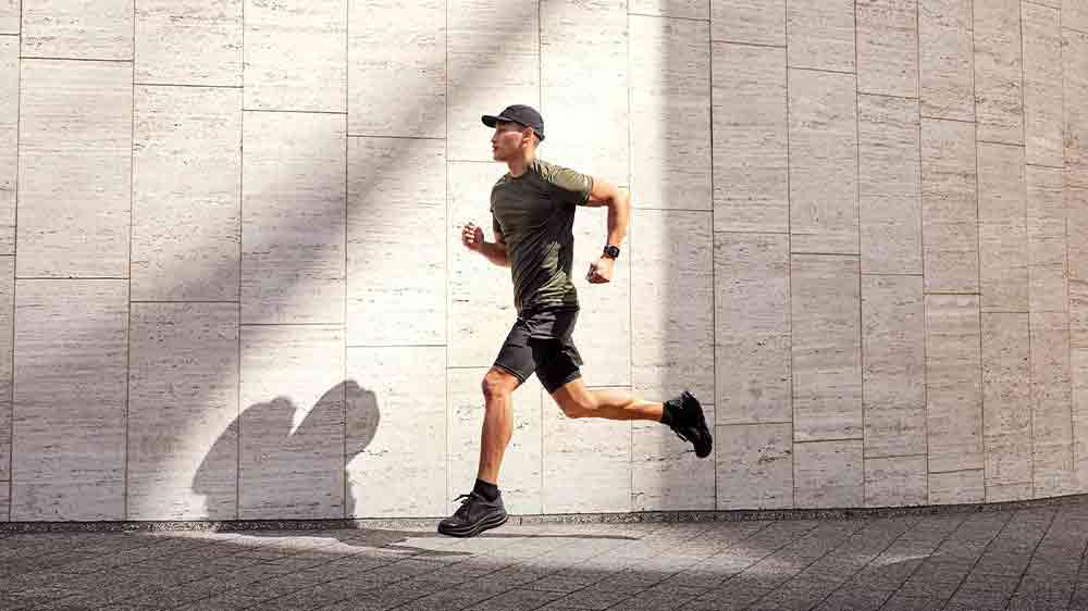 Muž při běhu s chytrými hodinkami Garmin Venu X1_02