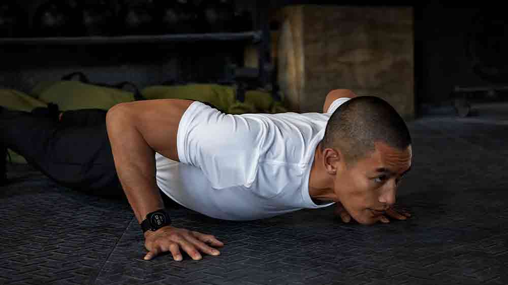 Muž při cvičení s chytrými hodinkami Garmin Venu X1_05