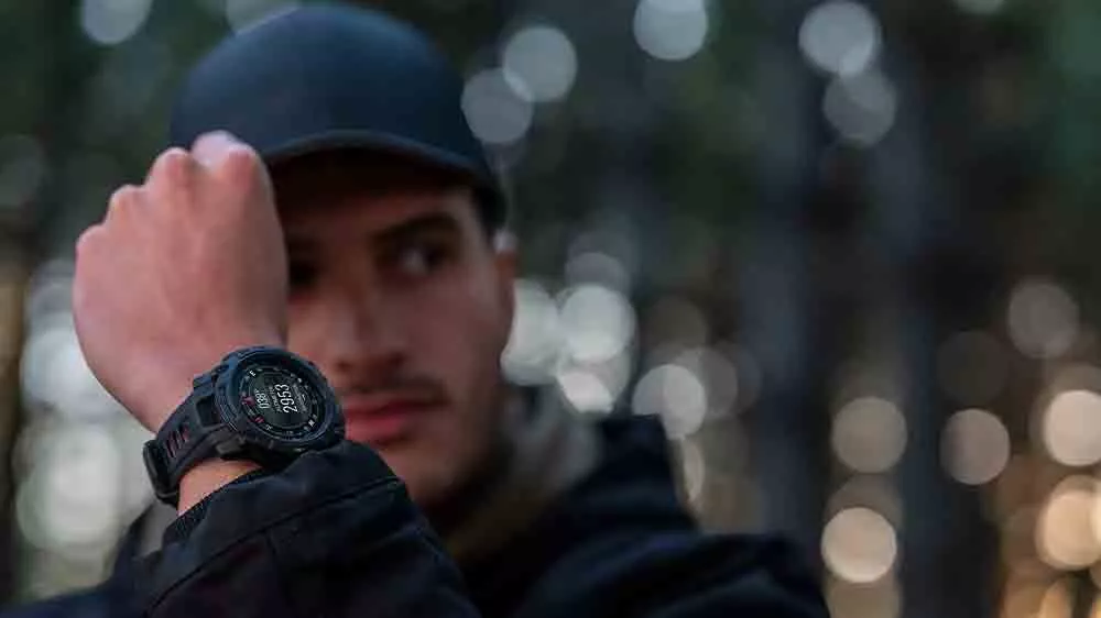 Muž v přírodě s Garmin Instinct 3_04