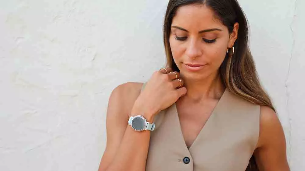 Žena s chytrými hodinkami Garmin Lily 2