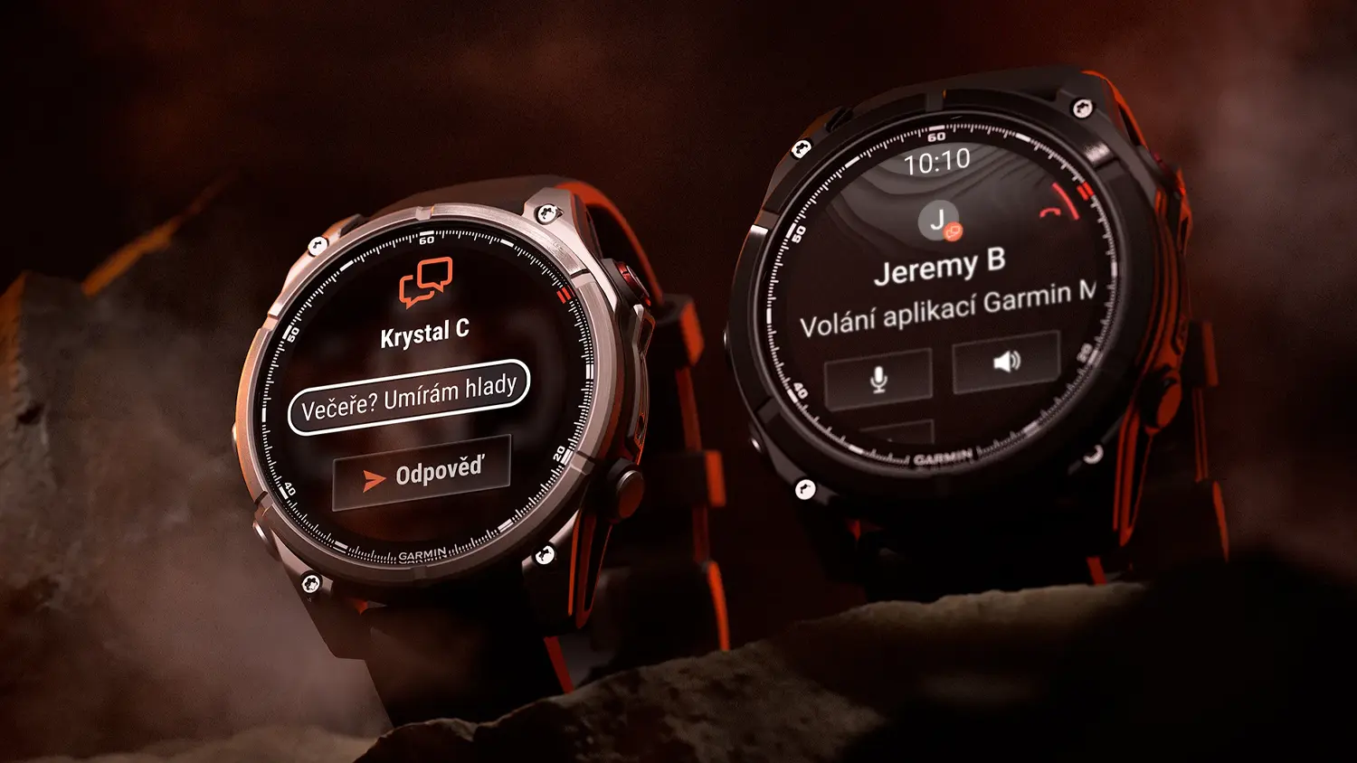 Chytr&eacute; hodinky Garmin Fenix 8 Pro, na jejichž displeji je upozorněn&iacute; na textovou zpr&aacute;vu a telefonn&iacute; hovor