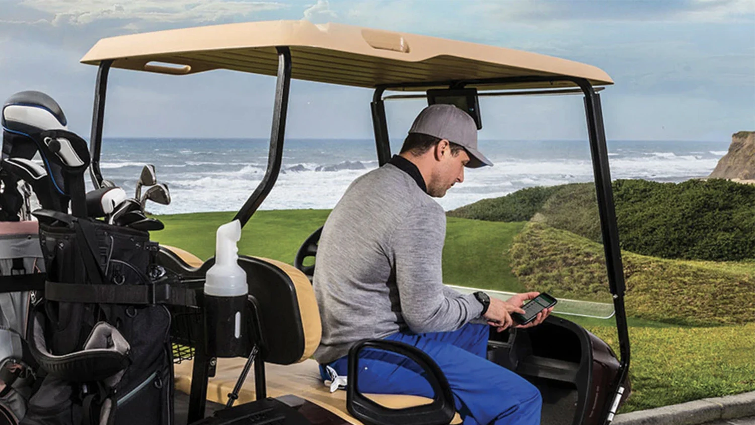 Muž použ&iacute;vaj&iacute;c&iacute; chytr&yacute; telefon s aplikac&iacute; při golfu