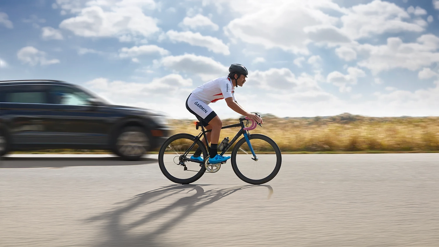 Muž jedouc&iacute; na kole po silnici