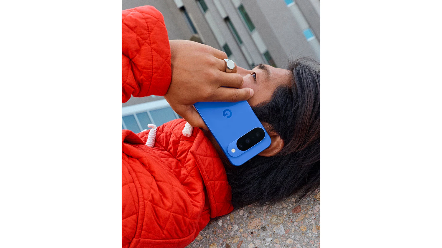 Človek s telef&oacute;nom Google Pixel 10