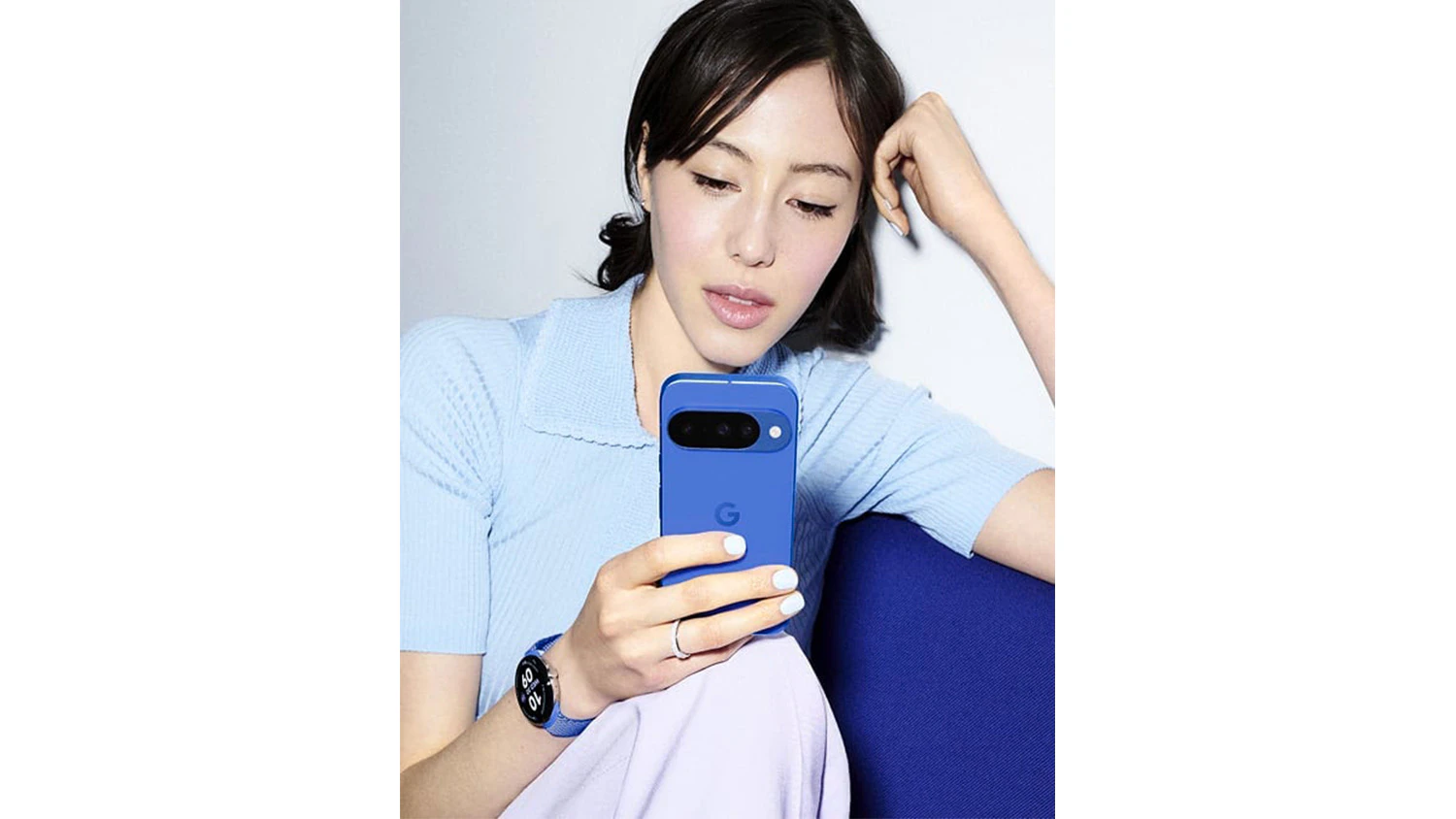 Žena drž&iacute; telef&oacute;n Google Pixel 10