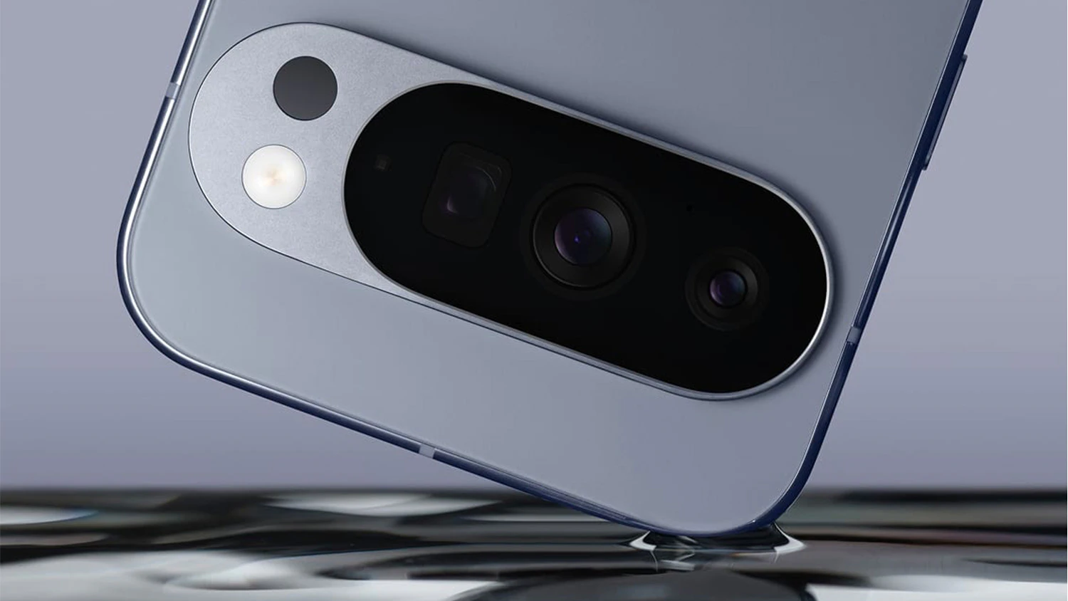 Roh telefónu Google Pixel 10 Pro vo vode
