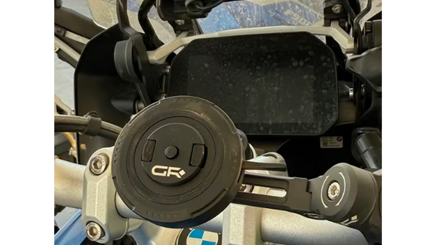 Umístění držáku na motorce