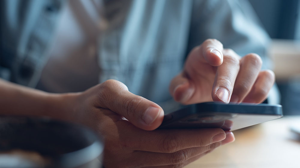 Ruce držící mobilní telefon Honor Magic6 Lite 5G 8/256 GB Emerald Green_04