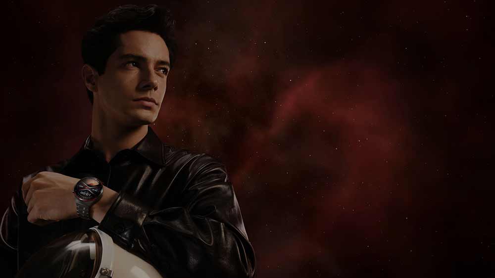 Elegantní muž s chytrými hodinkami Huawei Watch 4 PRO – Space Edition_02