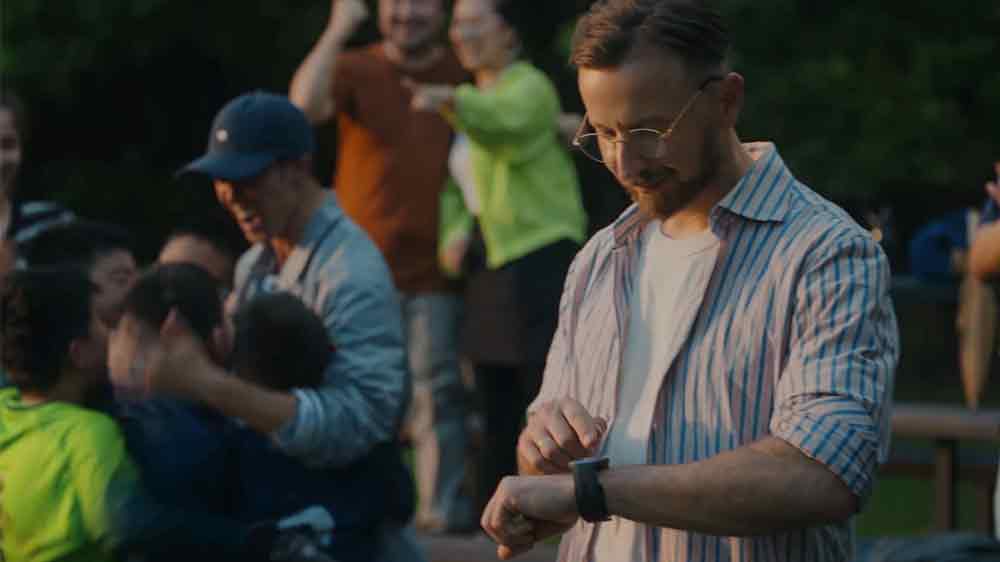 Chytré hodinky Huawei Watch D2 černé na ruce muže při rodinné sešlosti_02