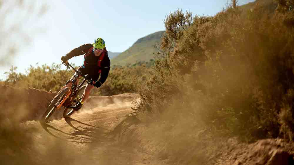 Cyklista na polní cestě_04