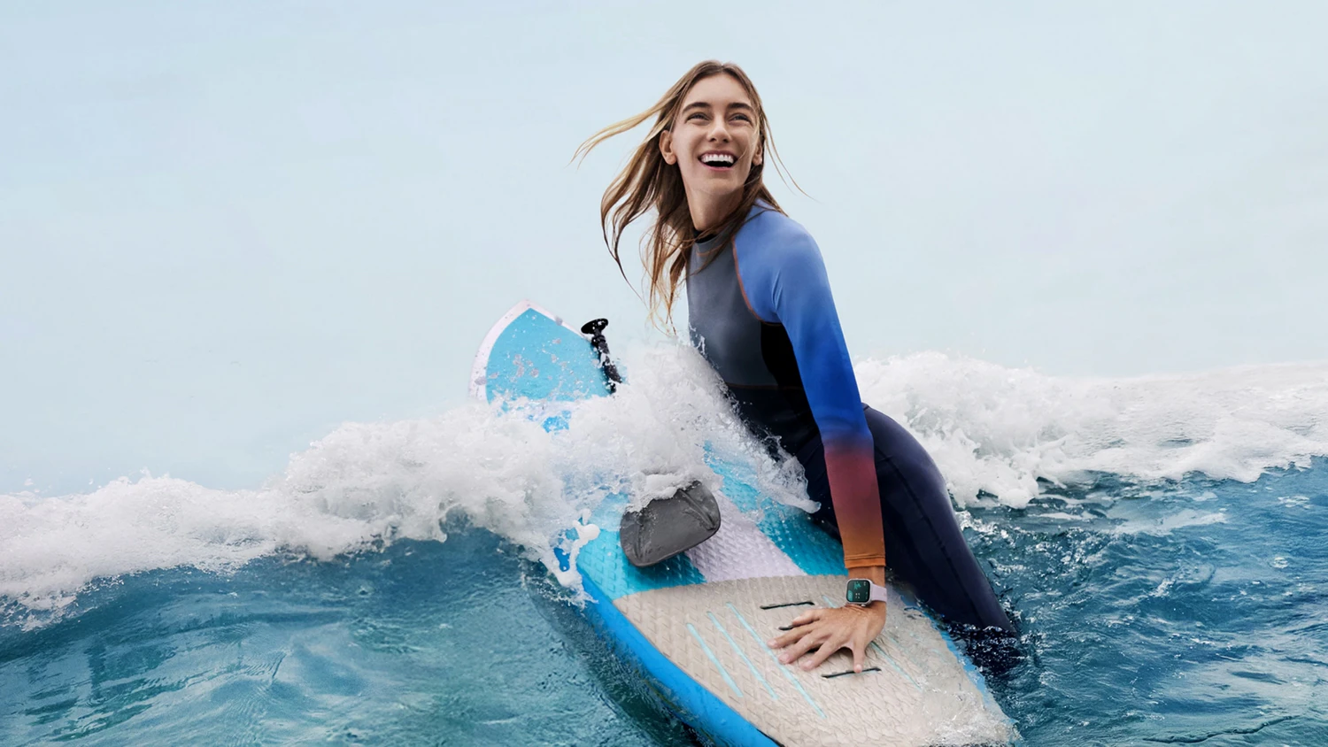 Žena na surfu se smart hodinami Huawei Watch Fit 4 Purple