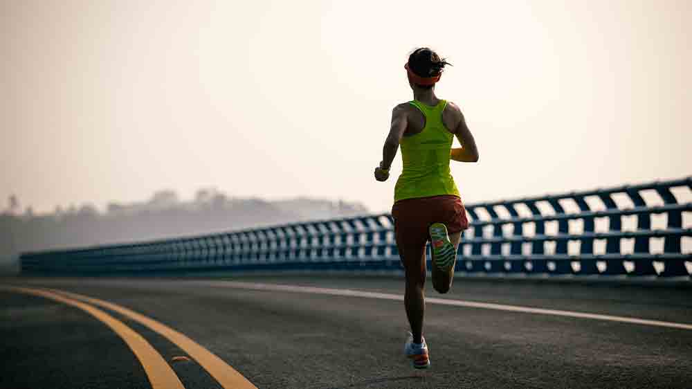 Žena běžící po silnici