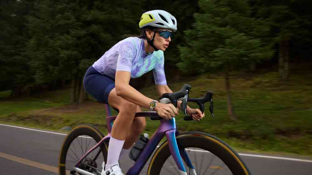 Cyklistka s hodinkami Huawei GT6_05